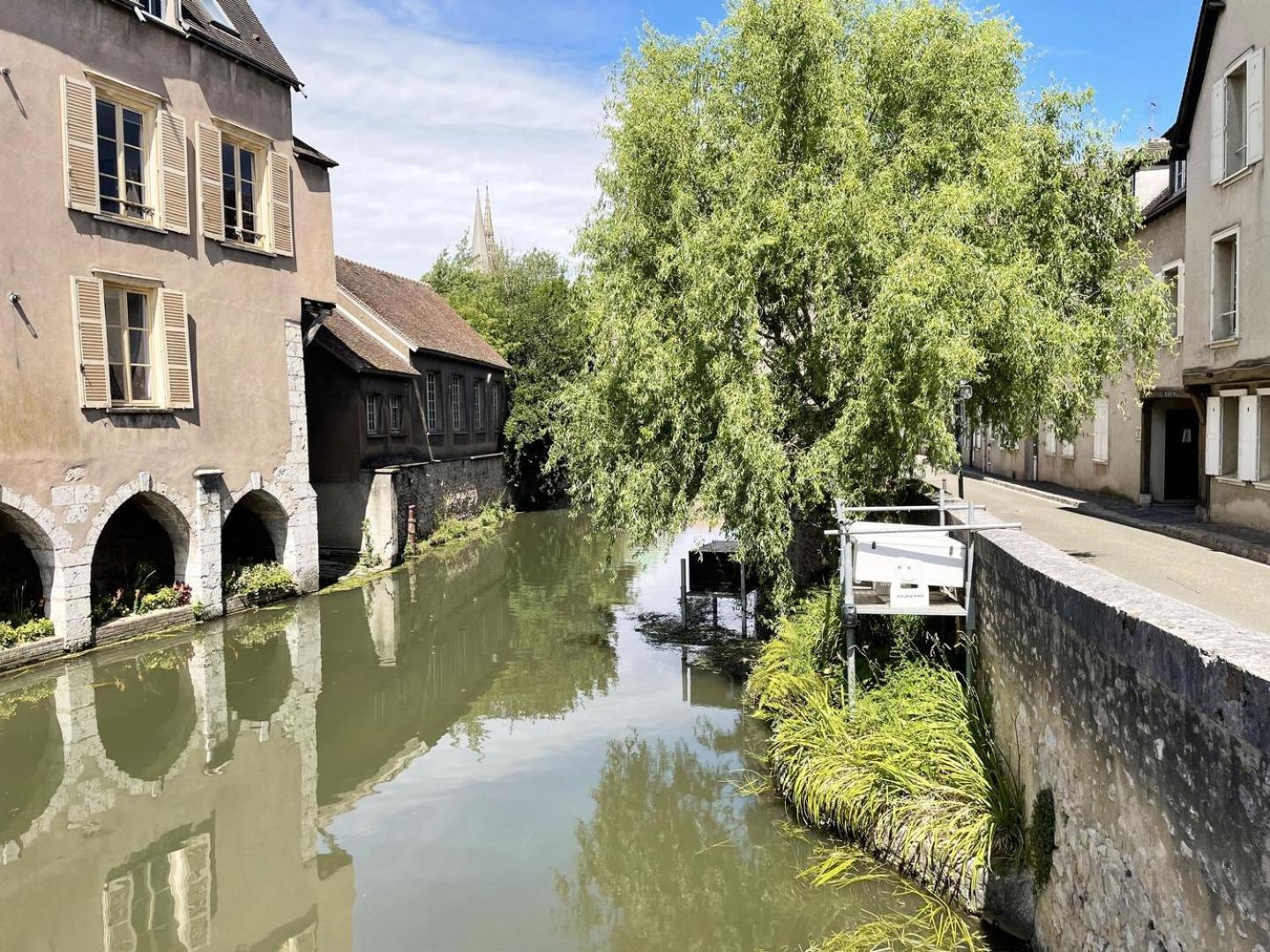 シャルトルAu Bord De L'Eure - Free Parkingアパートメント エクステリア 写真