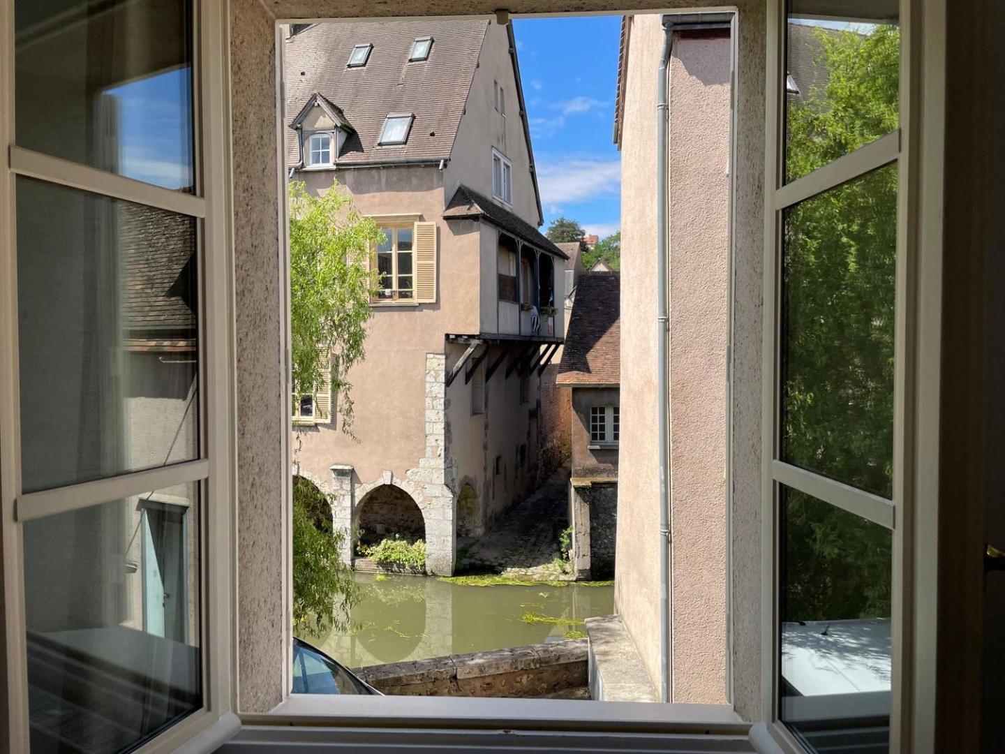 シャルトルAu Bord De L'Eure - Free Parkingアパートメント エクステリア 写真